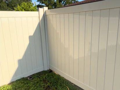 Clean cream vinyl fence panels with no streaks